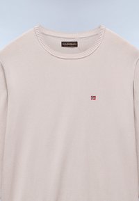 Lichtbeige crewneck trui gemaakt van zacht materiaal, met een kleine geborduurde Noorse vlag op de borst en een geribbelde nekline.