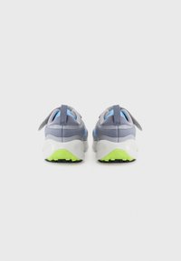 Baskets de sport grises avec des accents bleus ; matériau léger et semelles texturées ; forme arrondie avec un détail de talon vert fluo distinctif.