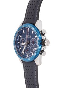 Kronografas su mėlynu rėmeliu, sidabriniu nerūdijančio plieno korpusu, tamsiai mėlynu ciferblatu, perforuota juoda odine apyranke ir kontrastuojančiais baltais valandų žymekliais.