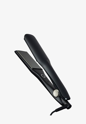 Zwarte digitale stijltang met platte keramische platen, aan/uit-knop en draaibare kabel, getoond open tegen een witte achtergrond.