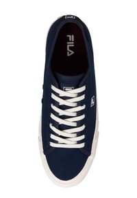 Sneaker in canvas blu navy con lacci bianchi, suola in gomma bianca e logo FILA sulla linguetta e sul lato. Presenta una punta arrotondata e un collo imbottito.