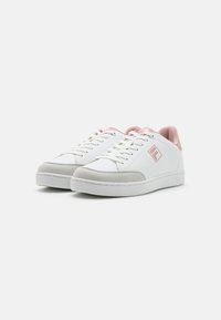 Fila COURTBAY  - Trainers - white/pale mauve