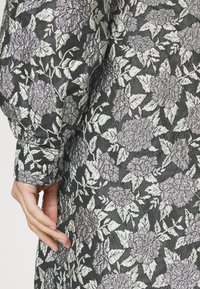 PIECES Tall PCMERCY V NECK DRESS - Cocktail φόρεμα / Φόρεμα για πάρτι - black