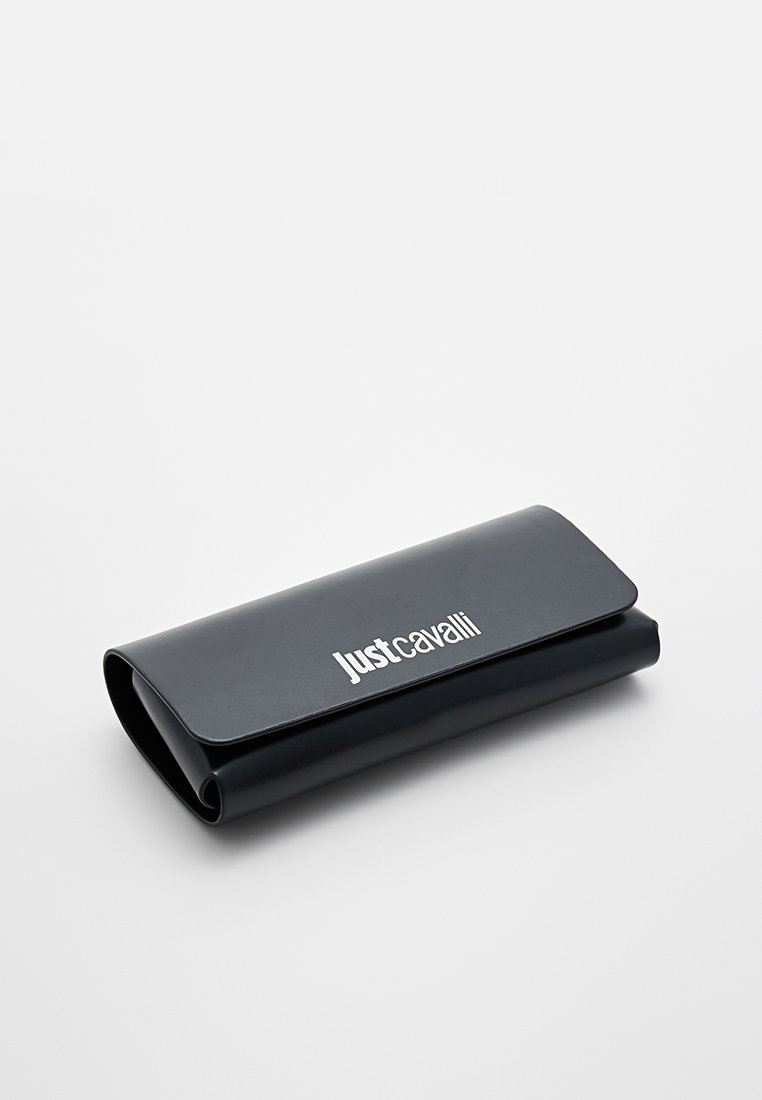 Portefeuille en cuir synthétique noir avec un design pliable. Présente un logo argenté "Just Cavalli" imprimé à l'avant. Texture lisse.