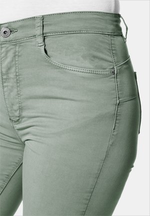 Grüne Baumwolljeans mit Slim-Fit, ausgestattet mit Fronttaschen, einem einfachen Knopfverschluss und dezenten Nähten entlang der Säume.