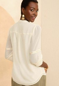 Love & Roses PRINTED V NECK 3/4 SLEEVE HARDWARE - REGULAR FIT - Camicetta - ivory white