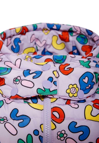 Veste rembourrée avec une base violette claire ornée de lettres colorées et de motifs ludiques. Comprend une fermeture éclair et des boutons-pression violets.