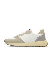 Sneaker beige e bianco realizzato in suede e pelle, con un design retrò, chiusura con lacci e suola in gomma con branding discreto.