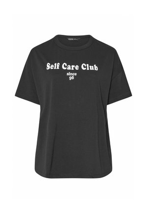 Sort T-shirt med korte ærmer og hvid tekst "Self Care Club since 96" centreret på brystet, rund halsudskæring og løs pasform.