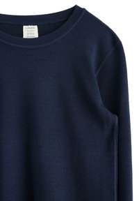 Pull en laine bleu foncé à manches longues avec col rond et coutures visibles aux épaules et aux manches, étiquette de taille à l'intérieur du col.