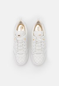 Des baskets blanches avec un dessus en cuir tressé, des lacets plats et des accents dorés. Bout arrondi, semelle intérieure rembourrée et marquage sur la languette.