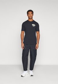 Under Armour UNSTOPPABLE - Hlače za otvoreno - black