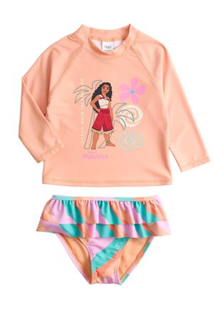 Perzikkleurige zwemtop met lange mouwen met Moana-afbeelding en tropische prints, gecombineerd met kleurrijke bikinibroekjes met ruches in petrol, roze en oranje.