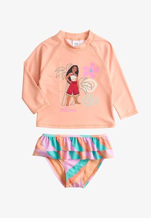 Ferskenfarvet badetop med lange ærmer med Moana-grafik og tropiske print, kombineret med farverige bikiniunderdele med flæser i grønblå, pink og orange.
