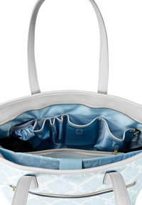 Borsa tote azzurra chiara con un motivo geometrico bianco. Presenta tracolle in pelle grigia e numerose tasche interne con una morbida fodera blu.