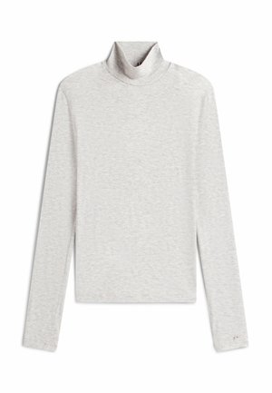 Suéter de cuello alto gris claro hecho de una tela suave. Presenta mangas largas y un diseño ligeramente recortado con una textura suave. Sin patrones ni elementos metálicos.