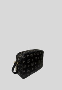 Borsa sintetica nera con motivo a logo ripetuto in beige. Forma rettangolare, cerniera in tonalità oro e manico corto con accento a catena.