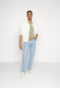 Levi's® SS RELAXED FIT TEE - T-shirt estampada - olive