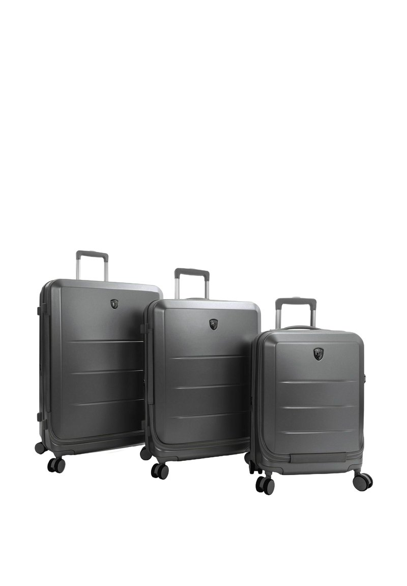 Drei metallisch graue Koffer mit strukturierten Oberflächen, die ein Logo, ausziehbare Griffe und vier Rädchen für die Mobilität aufweisen.