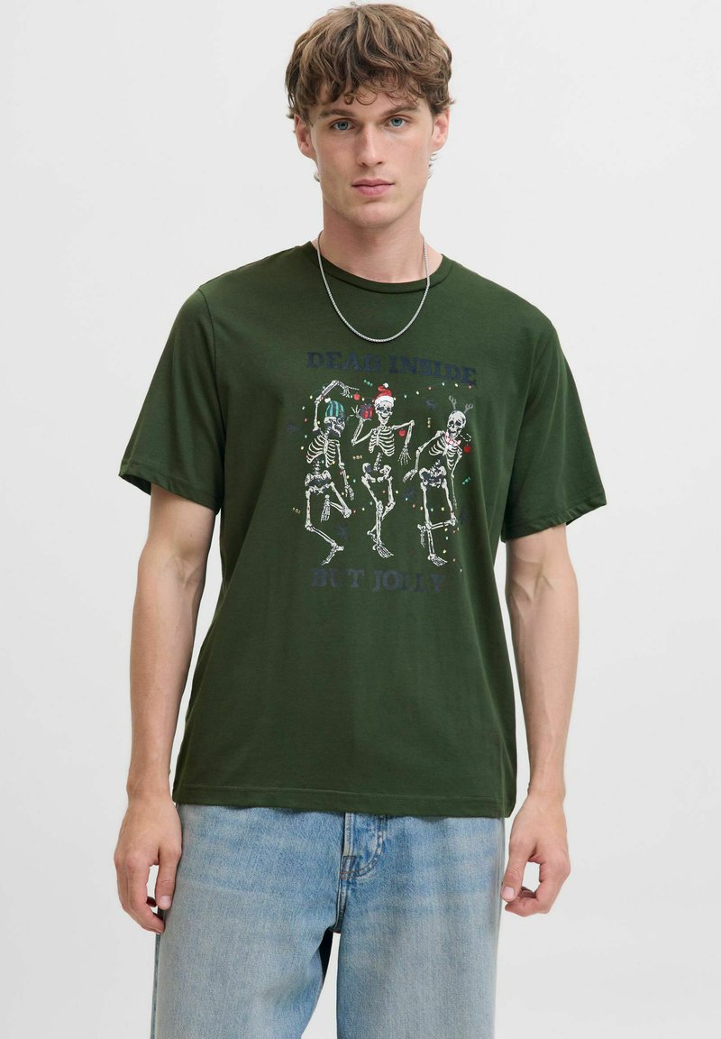 Ciemnozielony t-shirt bawełniany z ilustracjami szkieletów z akcentami świątecznymi, z napisem "NIE ŻYJĘ, ALE CIESZĘ SIĘ", z okrągłym dekoltem.