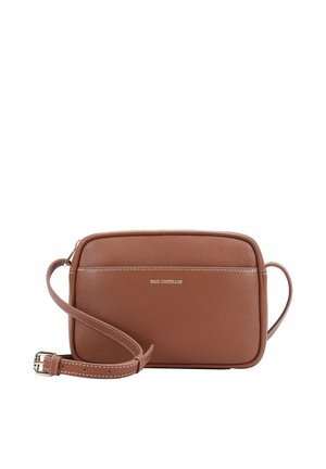 Sac besace rectangulaire en cuir marron avec sangle réglable et logo Paul Costelloe centré sur la poche avant.
