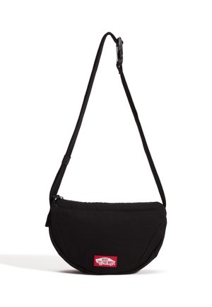 Schwarze Vans Schultertasche in Halbmondform mit verstellbarem Träger und rotem "Off The Wall" Logo-Patch vorne.