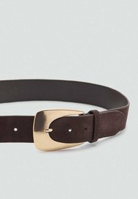 Brun ruskindsbælte med en blank guldtonet rektangulær spænde, der har en glat overflade og flere justeringshuller.