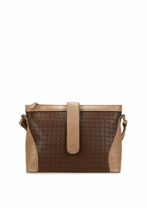 Bolso bandolera marrón y beige con textura tejida en el frontal, correa de cuero y cierre vertical central con lengüeta.