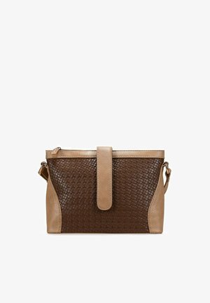Bolso bandolera marrón y beige con textura tejida en el frontal, correa de cuero y cierre vertical central con lengüeta.