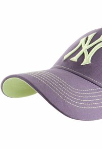 Lila Baseballcap mit grünem Unterteil. Verfügt über ein gesticktes Logo und mehrlagige Nähte am Schild. Hergestellt aus Baumwollstoff.