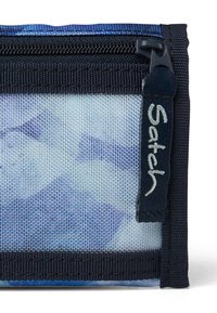 Blau gemusterte Stoffbörse mit schwarzem Reißverschluss und Besatz; verfügt über ein eingenähtes Etikett mit dem Wort "Satch" in weißer Schrift.