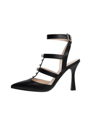 Scarpa nera in pelle con tacco alto, punta affusolata, cinturino alla caviglia e dettagli decorativi in metallo. Presenta più cinturini orizzontali.