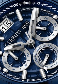 Orologio Cerruti 1881 con quadrante blu navy, dettagli argentati, sottodial del cronografo e display della data alle 3.