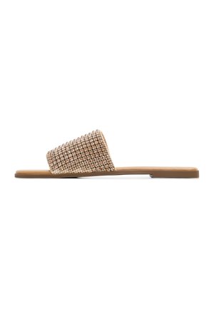 Infradito intrecciati con una fascia in metallo rosa-oro testurizzata e una suola piatta marrone, caratterizzati da un design minimalista e una silhouette aperta.