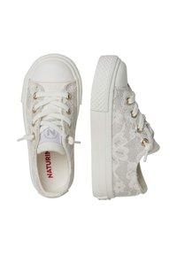 Białe sneakersy z koronką mają teksturowaną cholewkę, okrągły gumowy czubek oraz białe sznurowadła. Posiadają złote oczka i wyściełany kołnierz dla wygody.