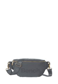 Grijze stoffen heuptas met een gestructureerde afwerking, gouden rits, verstelbare schouderband en het "Bench." logo in zwart gedrukt op de voorkant.