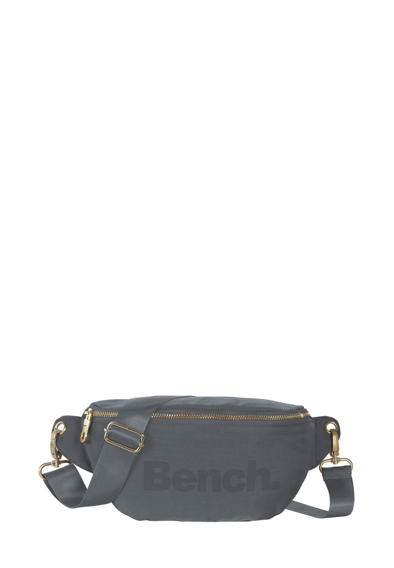 Grijze stoffen heuptas met een gestructureerde afwerking, gouden rits, verstelbare schouderband en het "Bench." logo in zwart gedrukt op de voorkant.