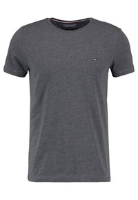 Camiseta de manga corta de cuello redondo en gris oscuro con el pequeño logo de Tommy Hilfiger en el lado izquierdo del pecho.