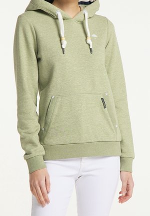 Jasnozielona bluza z kapturem, białymi sznurkami i przednią kieszenią, noszona przez osobę w białych spodniach.