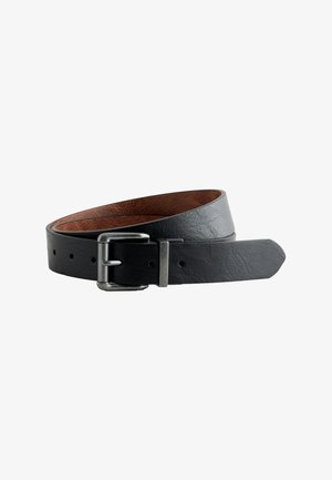 Cintura in pelle nera con fibbia rettangolare argentata e più fori per la regolazione, arrotolata con fodera interna marrone visibile.