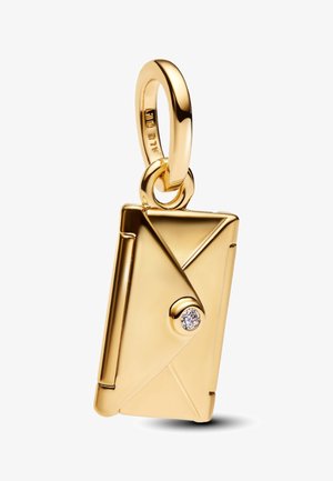 Pendentif en métal doré en forme d'enveloppe pliée, avec une petite pierre précieuse claire à la fermeture et une surface lisse et brillante.