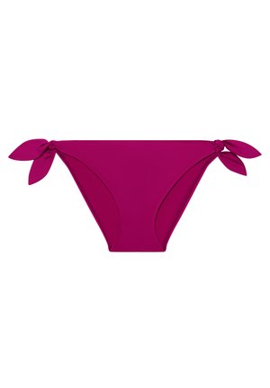 Magenta bikiny nohavičky s bočnými zaväzovacími detailmi na každom boku, vyrobené z hladkej látky, izolované na bielom pozadí.