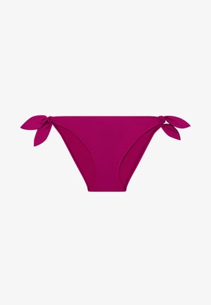 Magenta bikinibunner med knytebånd på hver side av hoftene, laget av glatt stoff, isolert på hvit bakgrunn.