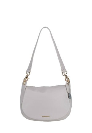 Weiße Lederschultertasche mit einem einzelnen Riemen, goldfarbener Hardware und einem kleinen Anhänger an der Seite.