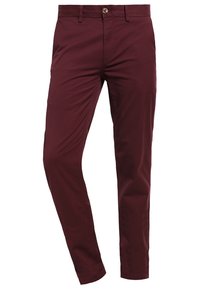 Pantalon slim bordeaux avec bouton et fermeture éclair devant, passants de ceinture et poches latérales.