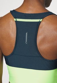 Puma RUN ULTRAFORM CROP TANK - Top - dark night/fast yellow