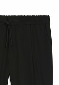 Sorte joggerbukser lavet af letvægtsstof, med en elastisk talje med snor og sidelommer. Glat tekstur, minimalistisk design.