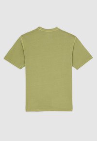 Olivově zelené tričko s krátkým rukávem z bavlny zobrazené ze zad na jednobarevném světle šedém pozadí.