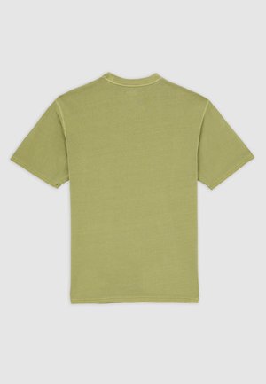 Olivově zelené tričko s krátkým rukávem z bavlny zobrazené ze zad na jednobarevném světle šedém pozadí.