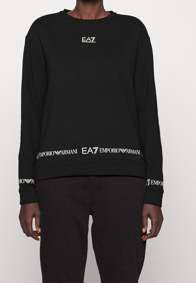 Zwarte sweatshirt van katoen, met een ronde hals, lange mouwen en logo's in gouden print langs de zoom en de manchetten.